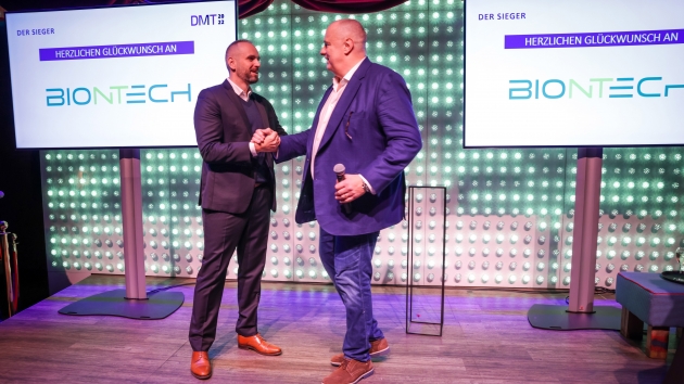 Deutscher Marketing Preis 2022 für BioNTech - Verleihung des Deutschen Marketing Preises 2022: Alexander Almerood (l.), Director Marketing & Sales der BioNTech Europe GmbH, bekam den Award von Dr. Ralf E. Strauß, Präsident des Deutschen Marketing Verbands e.V., überreicht - Quelle: Deutscher Marketing Award
